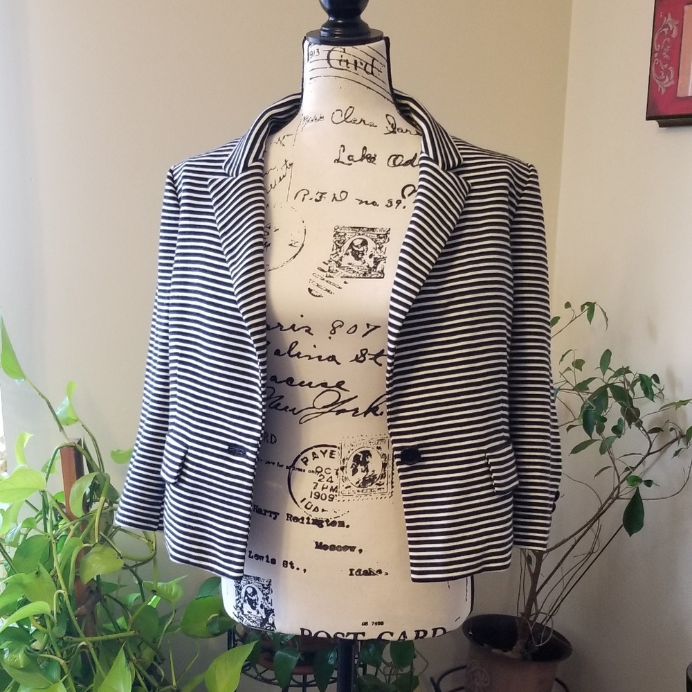 🌹 BCBG Natalie cropped striped jacket